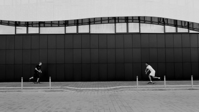 What is the difference between a skateboard and a longboard?